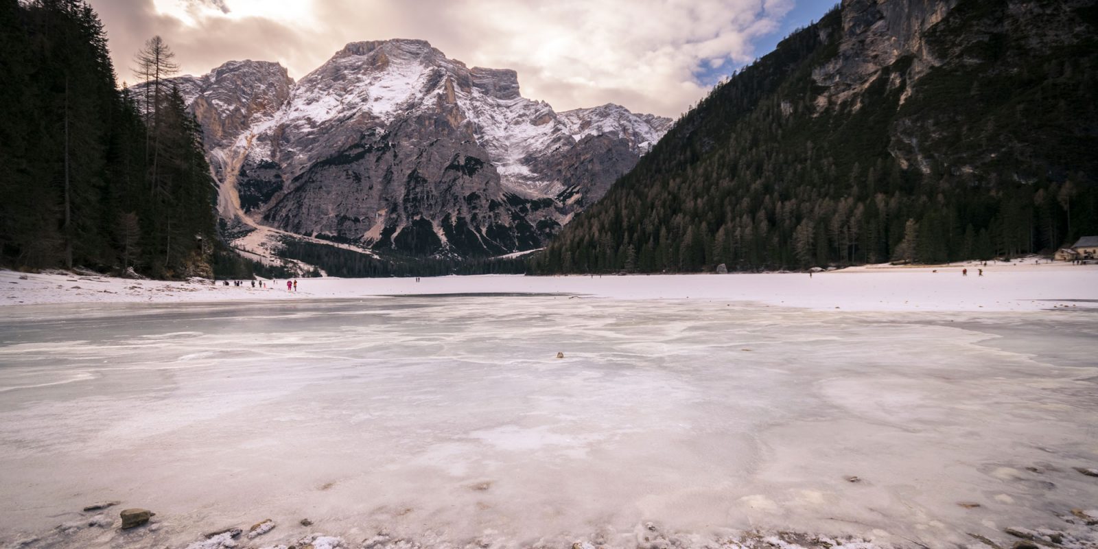 Lago di braies in inverno